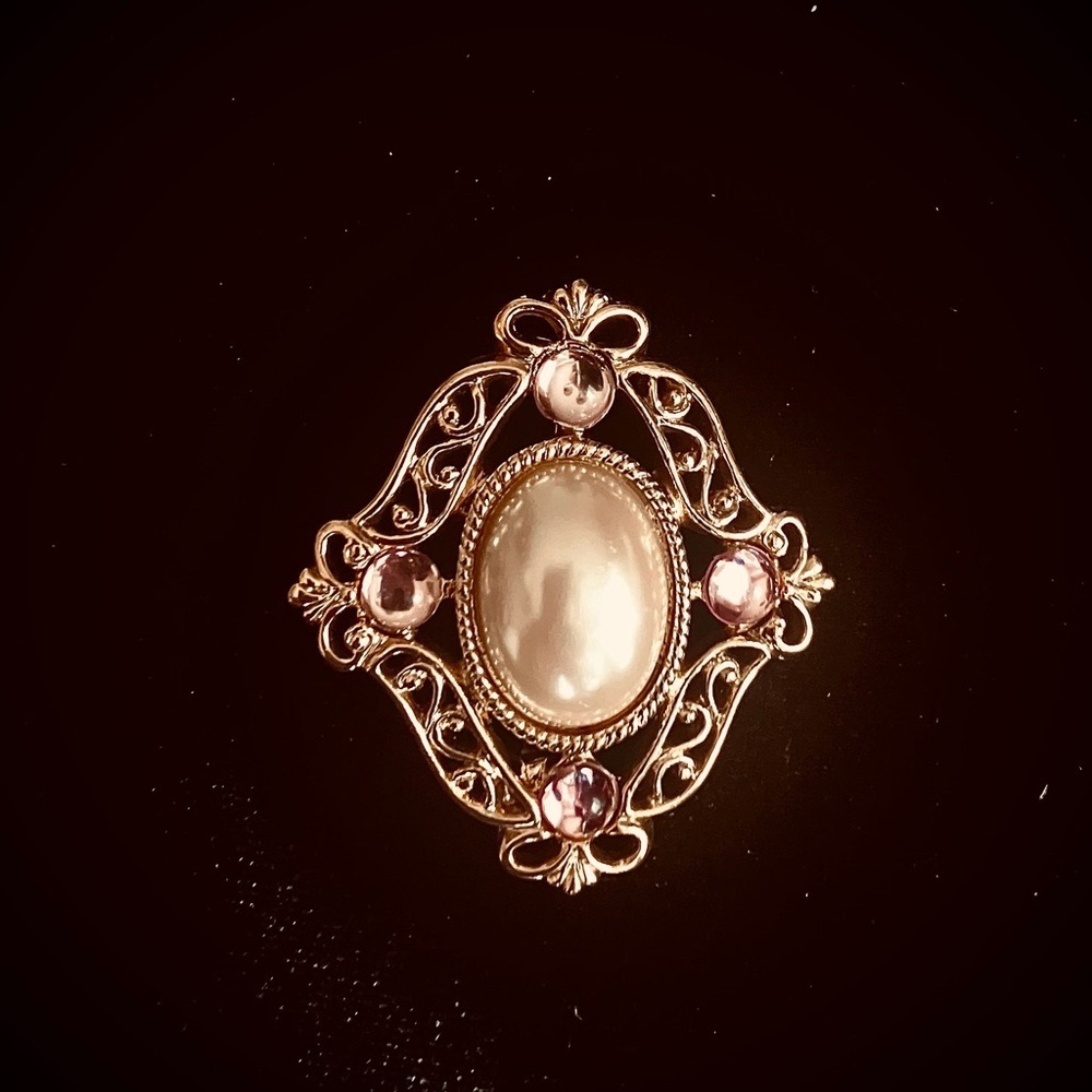 1928 Vintage Gold Brooch with a faux pearl and 4 small pink stones
